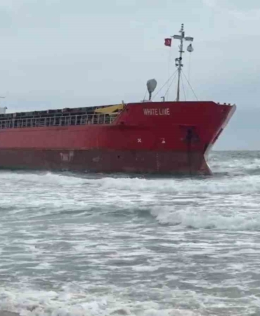 Tekirdağ’da karaya oturan gemi 3 gündür bekleyişini sürdürüyor