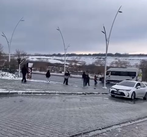 Arnavutköy’de çocukların tehlikeli oyunu sürücüleri zor durumda bıraktı