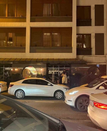 Beşiktaş’ta bir otele jandarma ekipleri tarafından gece saatlerinde operasyon düzenlendi. Ekiplerin çalışmaları sürüyor.