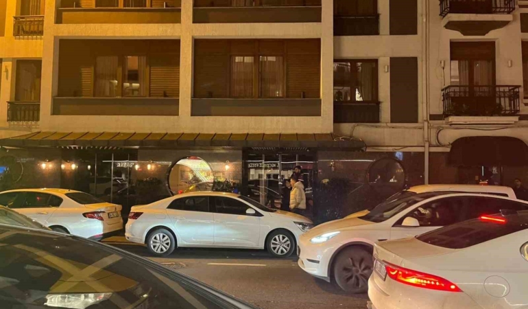 Beşiktaş’ta bir otele jandarma ekipleri tarafından gece saatlerinde operasyon düzenlendi. Ekiplerin çalışmaları sürüyor.