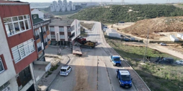 Başakşehir’de binaya saplanan vinci çıkarma çalışmaları 28. saate girdi