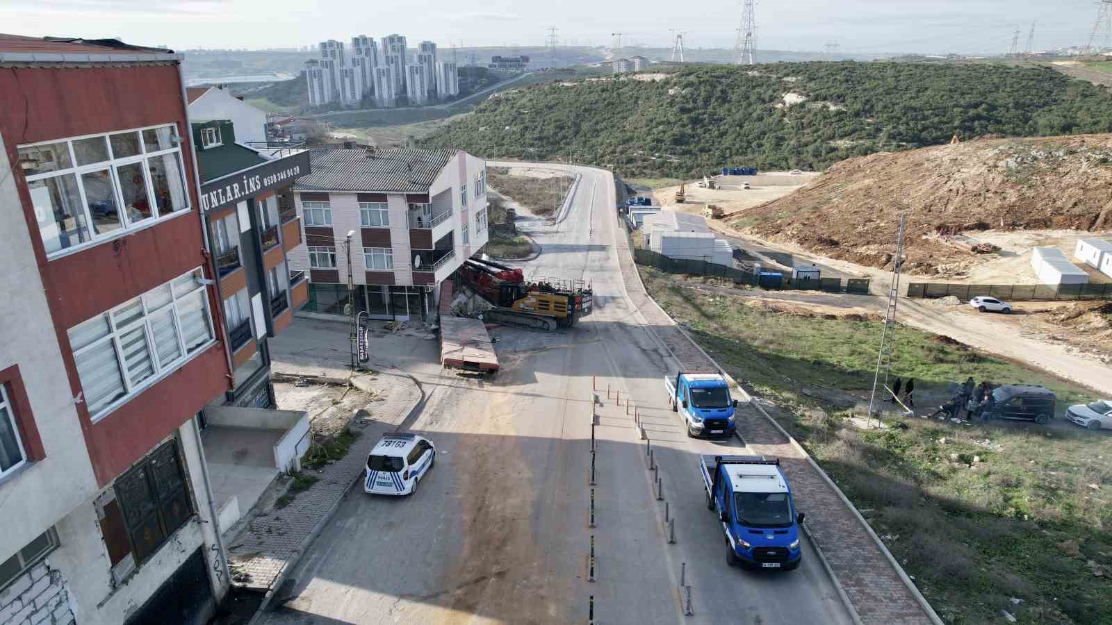Başakşehir’de binaya saplanan vinci çıkarma çalışmaları 28. saate girdi