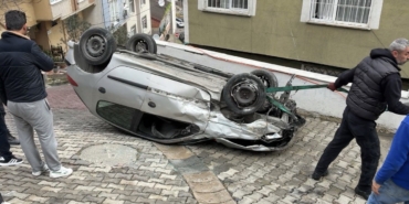 Kağıthane’de faciadan dönüldü: Doğal gaz kutusuna çarpan otomobil takla attı