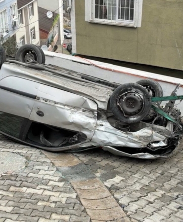 Kağıthane’de faciadan dönüldü: Doğal gaz kutusuna çarpan otomobil takla attı