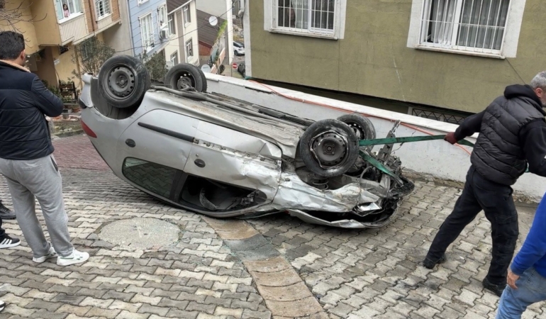 Kağıthane’de faciadan dönüldü: Doğal gaz kutusuna çarpan otomobil takla attı