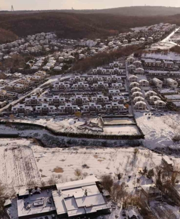 İstanbul yeni yıla karla uyandı: Yüksek kesimler beyaza büründü