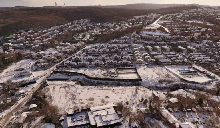 İstanbul yeni yıla karla uyandı: Yüksek kesimler beyaza büründü
