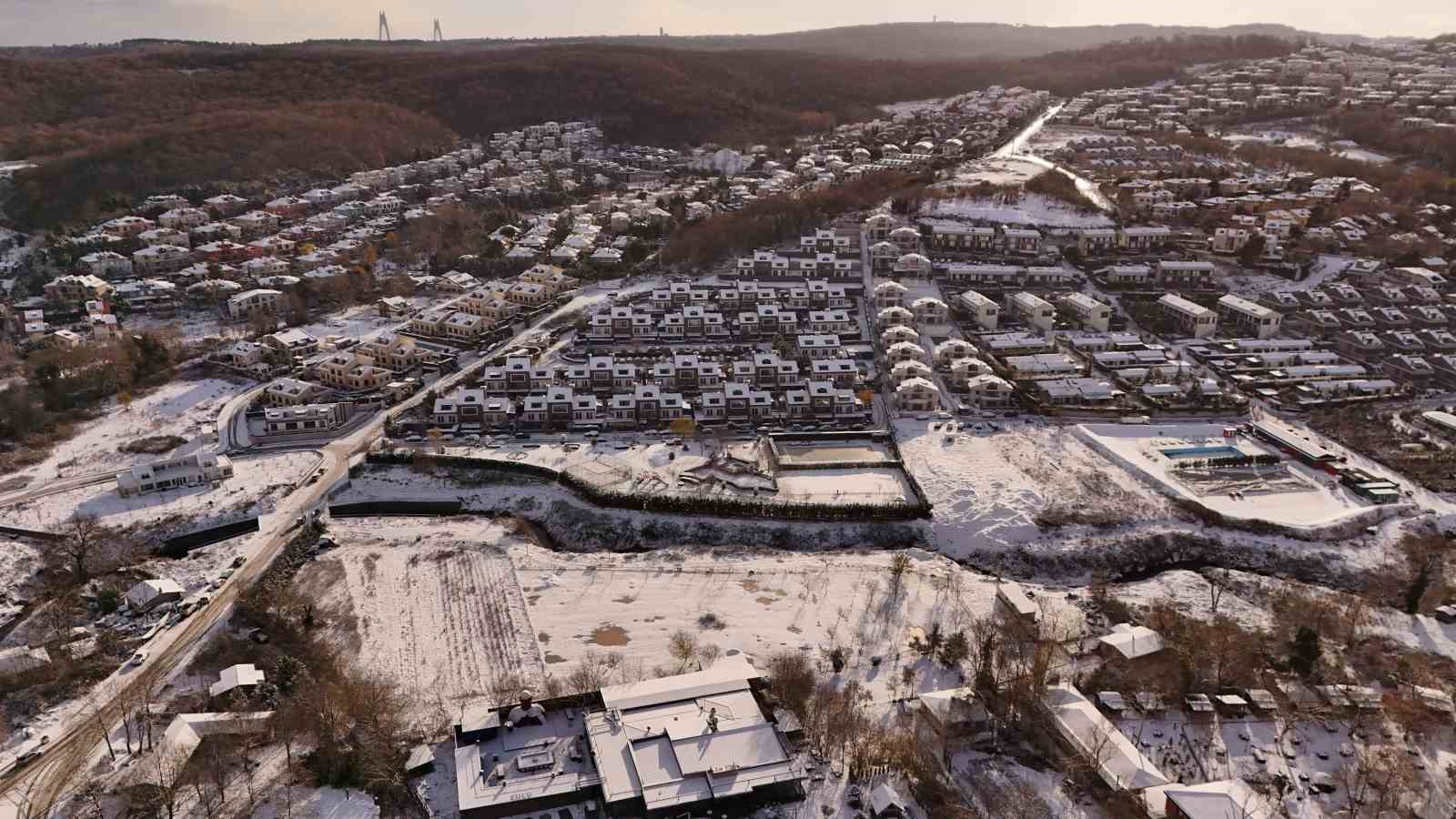 İstanbul yeni yıla karla uyandı: Yüksek kesimler beyaza büründü