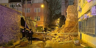 Beyoğlu’nda tarihi metruk binanın duvarı böyle yıkıldı