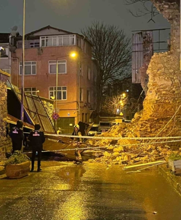 Beyoğlu’nda tarihi metruk binanın duvarı böyle yıkıldı