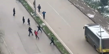 İnegöl’de kar topu gerginliği: Otobüs şoförü çocukları sopayla kovaladı