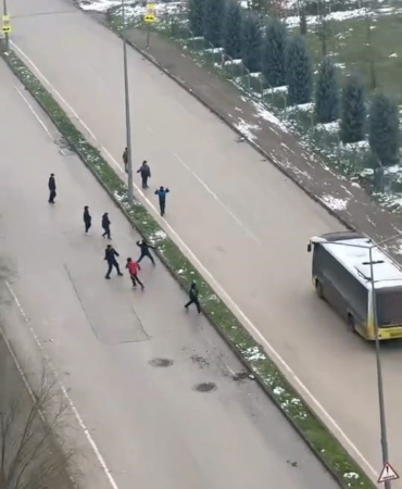 İnegöl’de kar topu gerginliği: Otobüs şoförü çocukları sopayla kovaladı