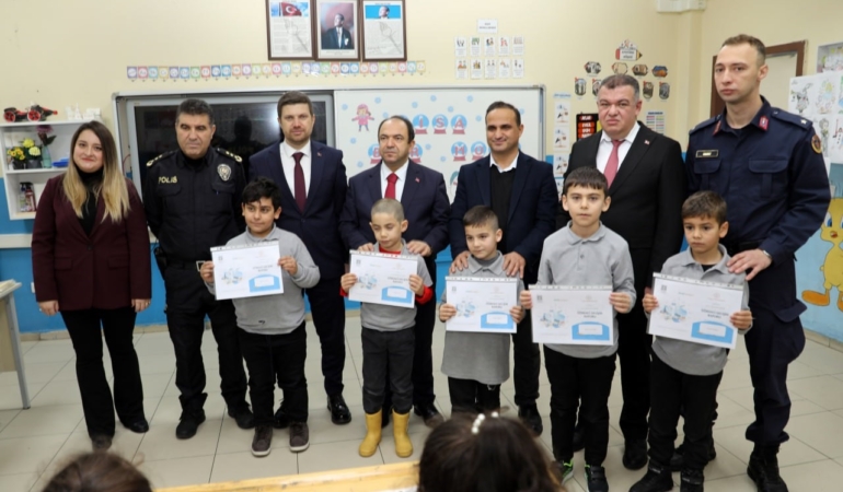 Karneler alındı, tatil zili çaldı: Karasu’da 12 bin öğrenci karne sevinci yaşadı