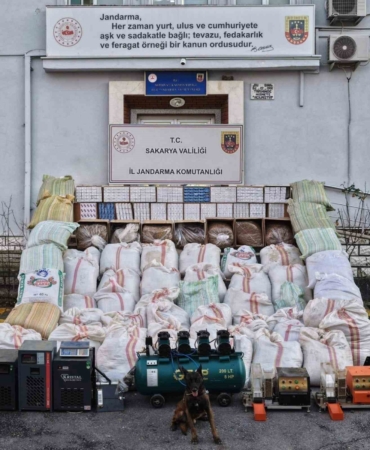 3 ton tütünün ele geçirildiği kaçakçılık operasyonunda 4 şüpheli gözaltına alındı