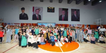 Ümraniye Belediye Başkanı Yıldırım teneffüste öğrencilerin sevincine ortak oldu