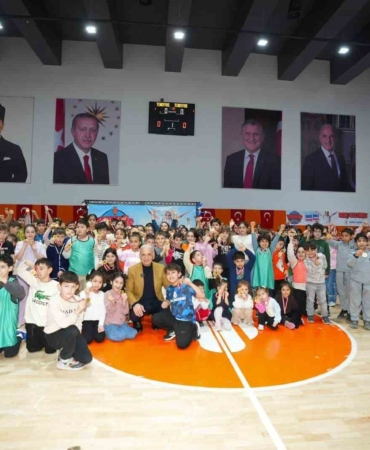 Ümraniye Belediye Başkanı Yıldırım teneffüste öğrencilerin sevincine ortak oldu