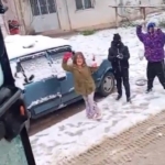 Çocuklar karları temizlemesin diye temizleme aracını kartopuna tuttu