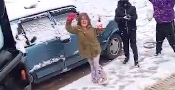 Çocuklar karları temizlemesin diye temizleme aracını kartopuna tuttu