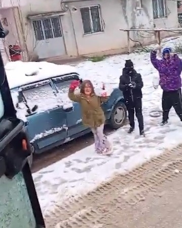 Çocuklar karları temizlemesin diye temizleme aracını kartopuna tuttu