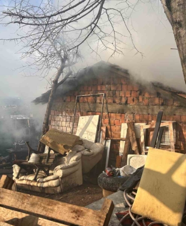 Beykoz’da gecekonduda yangın paniği: Odunluk ve çatı zarar gördü