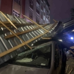 Küçükçekmece’de şiddetli rüzgar çatıyı uçurdu: Araçlar zarar gördü