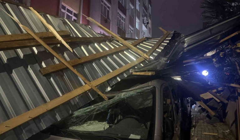 Küçükçekmece’de şiddetli rüzgar çatıyı uçurdu: Araçlar zarar gördü