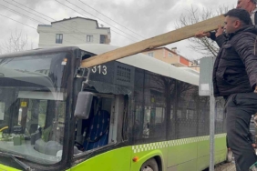 Çatıdan kopan kereste seyir halindeki otobüse saplandı
