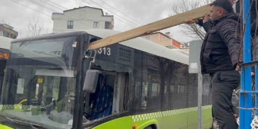 Çatıdan kopan kereste seyir halindeki otobüse saplandı