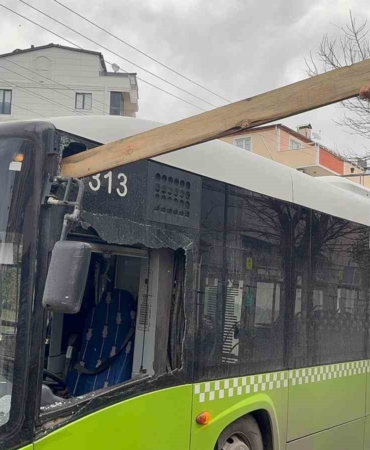 Çatıdan kopan kereste seyir halindeki otobüse saplandı