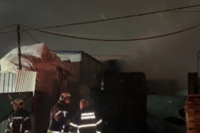 Kocaeli’de palet deposunda yangın