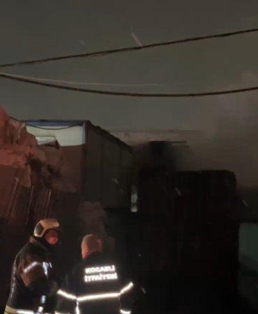 Kocaeli’de palet deposunda yangın