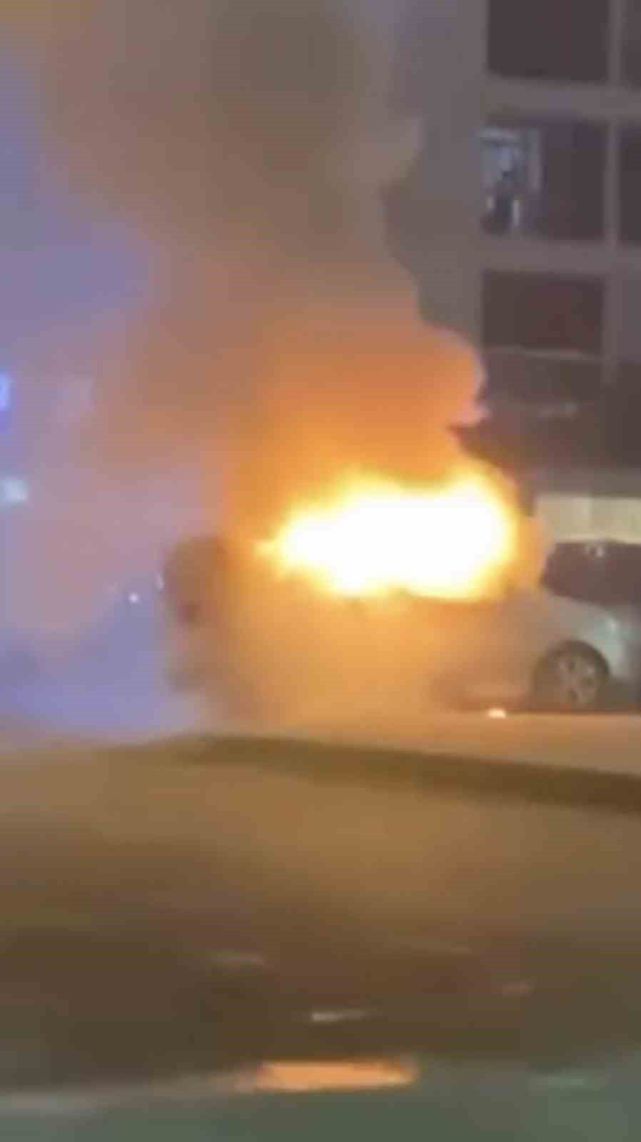 Bursa’da araç alev aldı, esnaf yangın tüpleriyle koştu