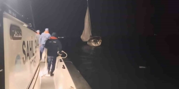 Çanakkale Boğazı’nda içinde 2 kişinin bulunduğu yelkenli tekne kurtarıldı