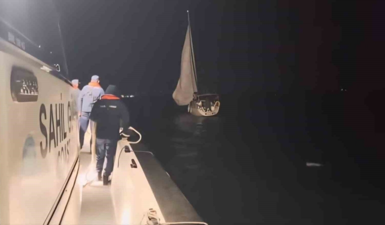 Çanakkale Boğazı’nda içinde 2 kişinin bulunduğu yelkenli tekne kurtarıldı
