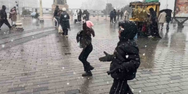 Endonezyalı turistlerin kar sevinci kameraya yansıdı