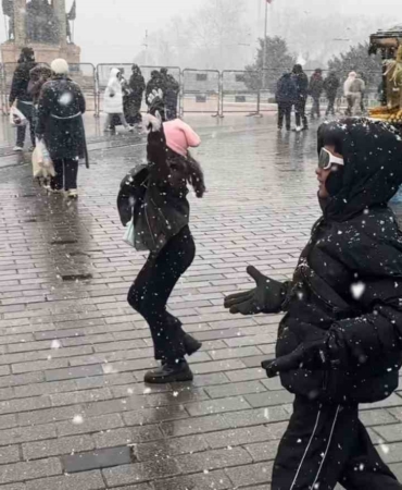 Endonezyalı turistlerin kar sevinci kameraya yansıdı