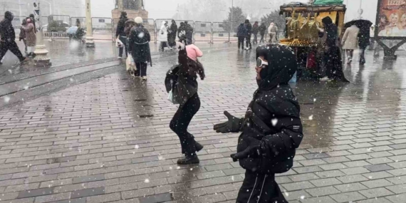 Endonezyalı turistlerin kar sevinci kameraya yansıdı