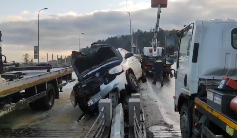 Sarıyer’de otomobil aydınlatma direğine çarptı