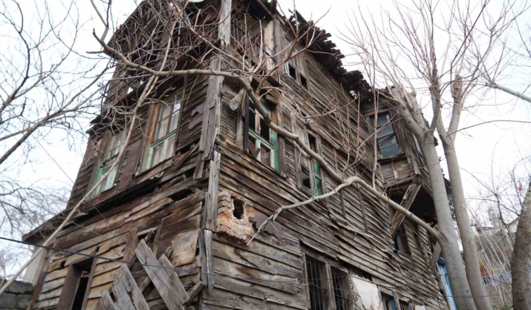 İzmit’in tarihe tanıklık eden evleri restorasyon bekliyor