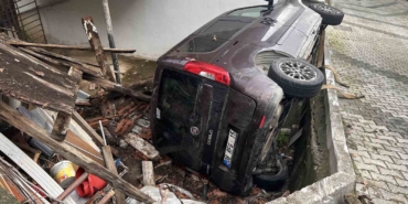 Çengelköy’de vitesi boşta kalan araç bahçeye uçtu