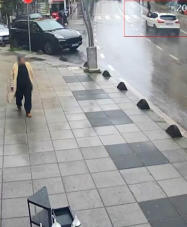 Yaya geçidinde otomobilin çarptığı kadın yaşam mücadelesi veriyor