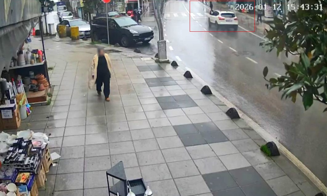 Yaya geçidinde otomobilin çarptığı kadın yaşam mücadelesi veriyor