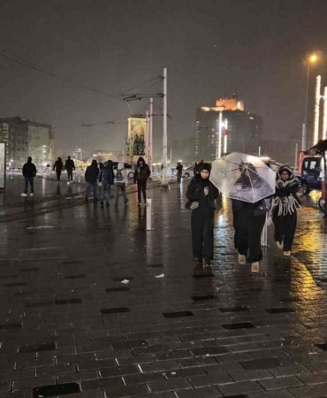 Sağanak yağışın etkili olduğu Taksim’de şimşekler geceyi aydınlattı