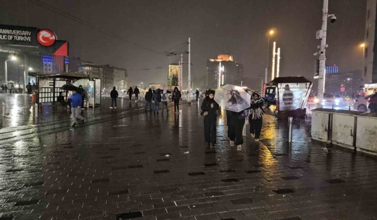 Sağanak yağışın etkili olduğu Taksim’de şimşekler geceyi aydınlattı