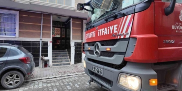 Esenyurt’ta sinir krizi geçiren kadın bir otomobilin üzerine çıkarak zıpladı: O anlar kamerada