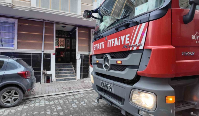 Esenyurt’ta sinir krizi geçiren kadın bir otomobilin üzerine çıkarak zıpladı: O anlar kamerada