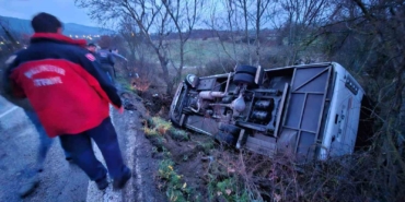 Balıkesir’de servis aracı şarampole uçtu: 14 yaralı