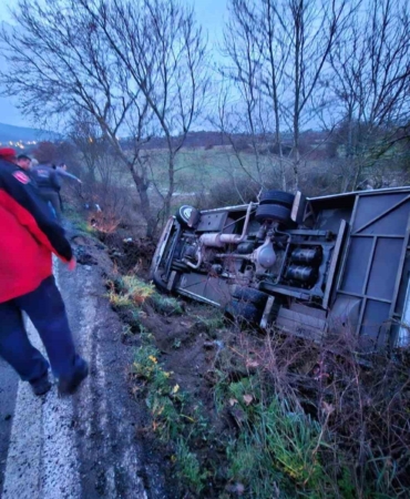 Balıkesir’de servis aracı şarampole uçtu: 14 yaralı