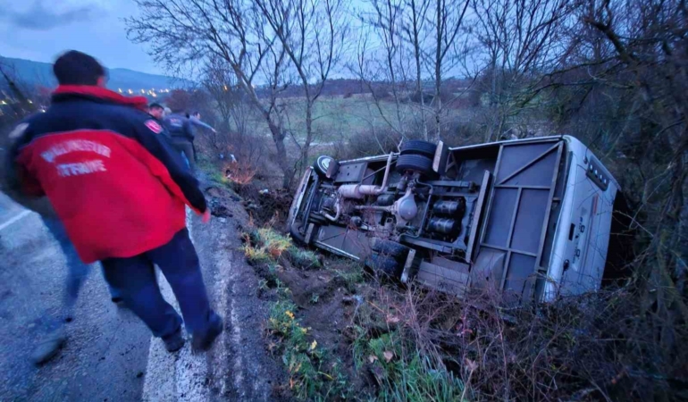 Balıkesir’de servis aracı şarampole uçtu: 14 yaralı