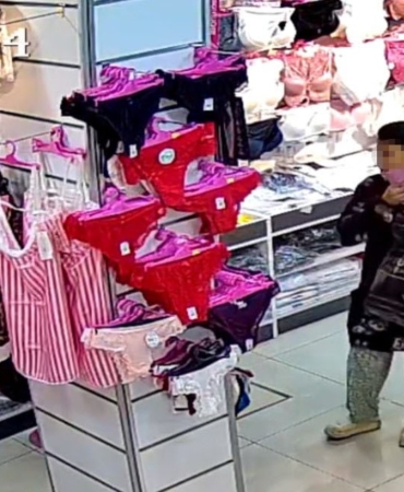 İç çamaşırı hırsızlığı kamerada: Gülerek girdiler, çalarak çıktılar